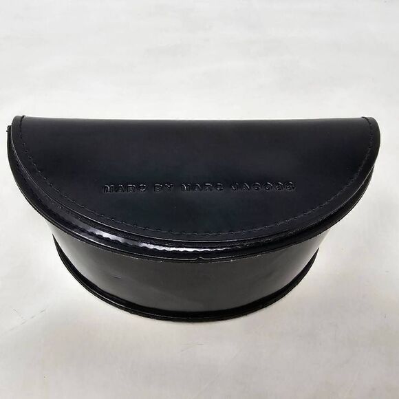 MARC BY MARC JACOBS BLACK EYEGLASS SUNGLASS CASE HALF CIRCLE SHAPE MAGNET CLOSE - Picture 1 of 4